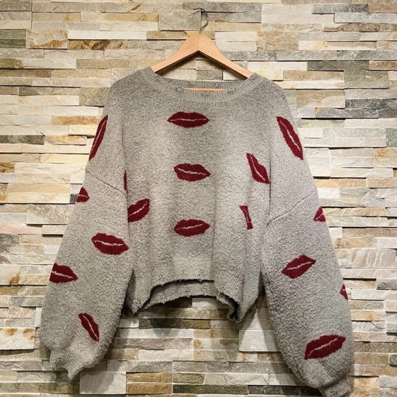 💋 ✨ POL ✨💋 Kisses Oversized Cropped Fit Distressed Sweater Raw Hem Size Small - Picture 3 of 7
